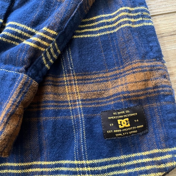 DC Men’s Blue and Brown Flannel - Picture 3 of 5